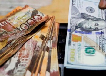 Kenyan shilling and US dollar banknotes representing the latest exchange rates in Kenya.